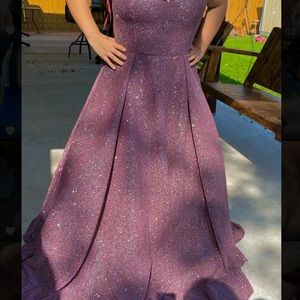 I’m selling this dress since i found better